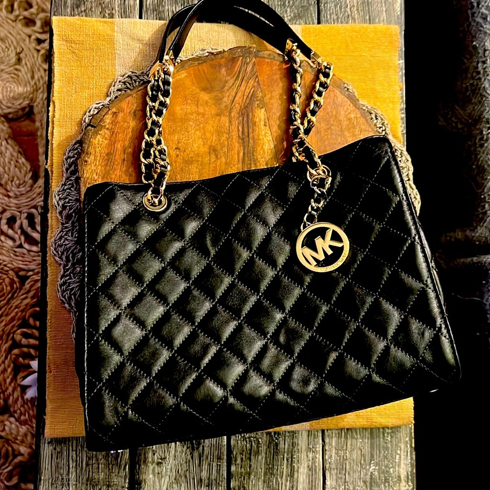 MICHAEL KORS BLACK AND GOLD SMALL PURSE